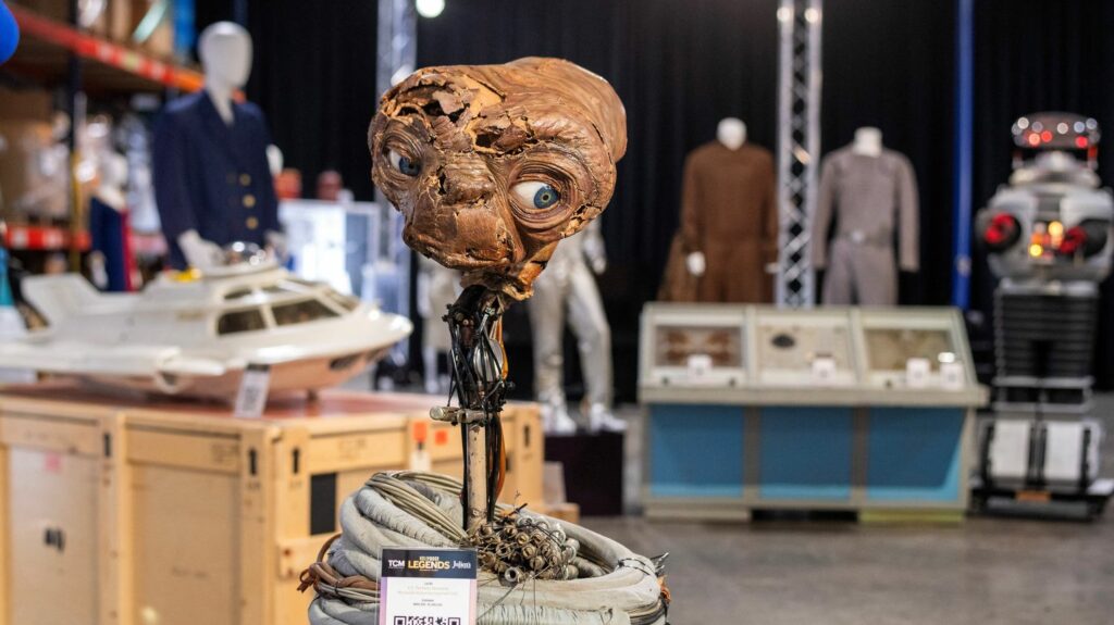 La tête de "E.T." mise aux enchères aux Etats-Unis
          L'inoubliable tête de "E.T.", l'iconique peignoir de Big Lebowski ou encore le chemisier des fiançailles de la princesse Diana seront mis en vente le week-end prochain aux Etats-Unis, dans le cadre d'enchères consacrées aux "légendes d'Hollywood".