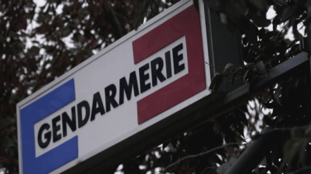 Haute-Savoie : une traque lancée après l’évasion d’un détenu
          Le détenu de 17 ans, incarcéré à la maison d’arrêt de Bonneville, a profité de son transfert dimanche vers un centre hospitalier pour prendre la fuite. 37 militaires sont actuellement mobilisés pour le retrouver.