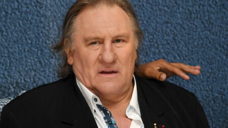 Tribune de soutien à Gérard Depardieu : "On veut détruire un homme sur la place publique alors qu'il n'a pas été encore jugé", selon l'actrice Marion Lahmer
          Une tribune, signée par une cinquantaine d'artistes, prend la défense de l'acteur français accusé d'agressions sexuelles et de viol.
