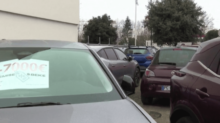 Automobile : les bonnes affaires sur les véhicules neufs se multiplient
          Si la production de voitures a été au rendez-vous en 2023, plusieurs milliers de véhicules neufs n'ont pas encore trouvé preneur. Les constructeurs doivent donc écouler leurs stocks, et les bonnes affaires se multiplient en cette fin d'année.