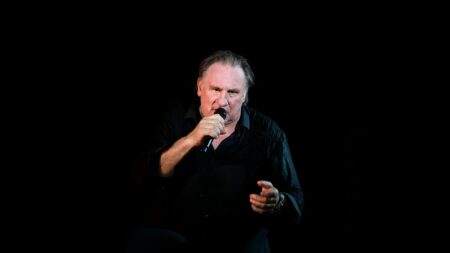 Tribune de soutien à Gérard Depardieu : les signataires "font face à un déni de réalité", estime Raphaëlle Rémy-Leleu
          Une tribune, signée par une cinquantaine d'artistes et publiée mardi dans le "Figaro", dénonce le "lynchage" ciblant Gérard Depardieu. Pour la militante féministe, Raphaëlle Rémy-Leleu, cette tribune a décidé de "privilégier l'artiste, et de mépriser la parole de chaque victime".