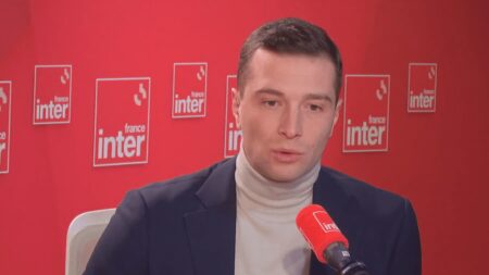 Projet de loi immigration : "La victoire idéologique du Rassemblement national est de plus en plus forte chaque jour", se targue Jordan Bardella
          Alors que la commission mixte paritaire doit se réunir à nouveau ce mardi, le président du Rassemblement national estime ce matin sur France Inter que "la victoire idéologique" de son parti est de plus en plus forte.