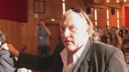 Gérard Depardieu accusé de violences sexuelles : sa Légion d'honneur pourrait être retirée
          Suite à la diffusion du magazine Complément d'enquête et aux diverses plaintes pour viol et agression sexuelle à son encontre, Gérard Depardieu pourrait se voir retirer la Légion d'honneur, a annoncé la ministre de la Culture, Rima Abdul-Malak.