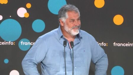 "On ne comprend pas pourquoi on y retourne, mais on en a besoin" : Luc Jacquet nous emmène dans son havre de paix avec "Voyage au pôle Sud"
          Tous les jours, une personnalité s'invite dans le monde d'Élodie Suigo. Mardi 19 décembre 2023 : le réalisateur, Luc Jacquet. Son nouveau film documentaire "Voyage au pôle Sud" sort mercredi.