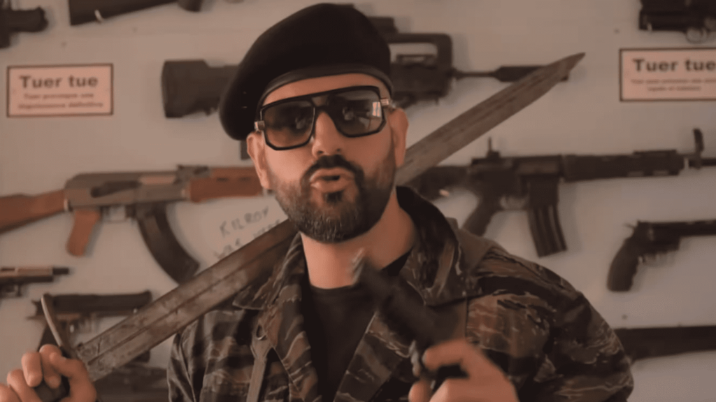 Le youtubeur d'extrême droite Papacito placé en garde à vue après la diffusion de vidéos de menaces envers un maire
          L'influenceur encourt jusqu'à 7 ans de prison et 45 000 euros d’amende.