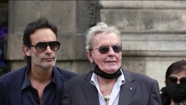 Affaire Delon : l’acteur annonce qu’il va porter plainte contre son fils Anthony
          Alors que les enfants de l’acteur Alain Delon se déchirent, ce dernier s’est dit choqué de ce déballage médiatique. Il annonce qu’il va porter plainte pour diffamation contre son fils Anthony.
