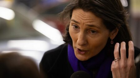 50 dirigeants sportifs soutiennent Amélie Oudéa-Castéra dans une lettre ouverte, présidents de fédérations inclus Une cinquantaine de dirigeants du monde sportif apportent leur soutien à la ministre Amélie Oudéa-Castéra, dans une lettre ouverte
Une vingtaine de présidents de fédérations (rugby, handball, tennis, basket...) apportent leur soutien à la ministre des Sports, dans la tourmente depuis sa nomination à l'Education nationale.