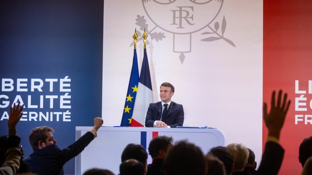 PODCAST. Les annonces d'Emmanuel Macron, la neige attendue et la Chine perd des habitants : ça dit quoi ce 17 janvier ?
          Ce mercredi 17 janvier, retour sur les annonces d'Emmanuel Macron lors de sa conférence de presse mardi soir, le Nord-Est de la France est en vigilance orange à la neige et au verglas, et la Chine annonce avoir encore perdu des habitants.
