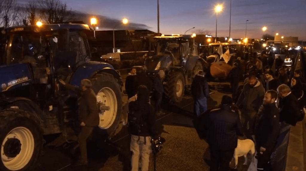 Colère des agriculteurs : les annonces sont-elles suffisantes ?
          Certains agriculteurs ont été convaincus par les annonces du Premier ministre, vendredi 26 janvier, pour faire face à la crise agricole alors que d’autres sont remontés dans leur tracteur pour poursuivre leurs actions. Quelle va être la suite ?