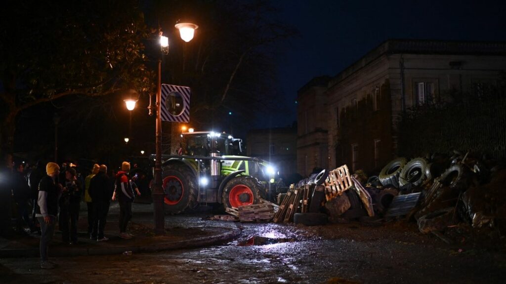 Colère des agriculteurs : la mobilisation continue à Agen, mais les manifestants lèvent le camp à Bordeaux et Montpellier
          Malgré "des points positifs" dans les annonces gouvernementales, des agriculteurs ont annoncé vendredi soir vouloir poursuivre leur mouvement.