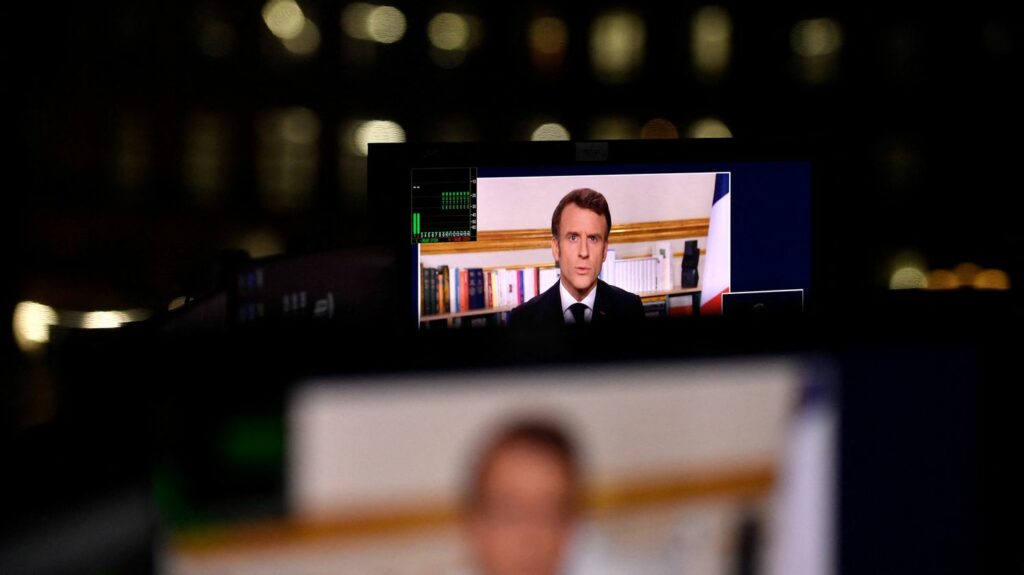 Vœux d'Emmanuel Macron : une allocution "brève" et sans annonce prévue, comme un passage obligé pour le chef de l'Etat
          D'interview en allocution, Emmanuel Macron veut démontrer qu'il n'est pas empêché, malgré sa majorité relative à l'Assemblée. Dans ses vœux pour 2024, le président de la République veut rappeler les réformes menées et se projeter sur l'année qui vient, avec les Jeux olympiques en ligne de mire.