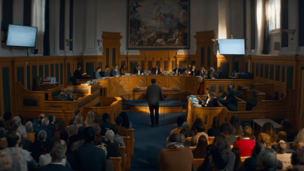 Le tribunal de Saintes en Charente-Maritime, écrin du film multirécompensé "Anatomie d'une chute"
          Le long-métrage de Justine Triet, Palme d'or à Cannes en 2023, ne cesse d'être couronné de succès à l'international. Le tribunal de Saintes a servi de décor au film dramatique. Une fierté pour la ville charentaise.