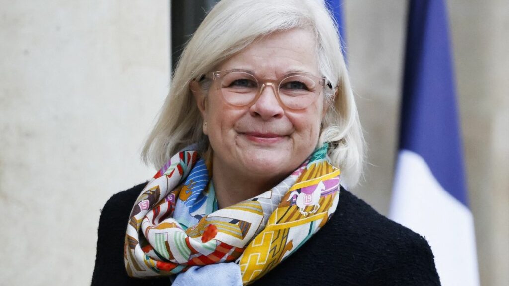 Fin de vie, hôpital public, plein emploi... Ces dossiers qui attendent Catherine Vautrin, nouvelle ministre du Travail, de la Santé et des Solidarités
          A la tête d'un ministère très fourni, cette personnalité venue de la droite aura un calendrier bien chargé.