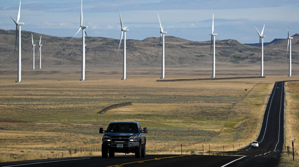 Voitures électriques : un grand pessimisme étreint les constructeurs en Allemagne et aux États-Unis
          Alors qu'en France, les constructeurs de voitures électriques se réjouissent d'un record de ventes, les entreprises allemandes font grise mine face à la concurrence et les automobilistes américains peinent à sauter le pas. Nos correspondants décrivent la situation sur place.