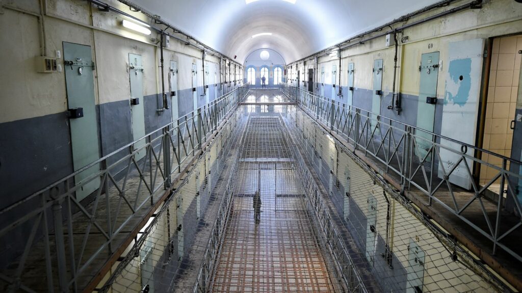 Recherché en Gironde, un détenu "dangereux" en cavale arrêté dans les Bouches-du-Rhône
          L'homme s'était échappé de la prison d'Angers et était recherché depuis fin décembre.