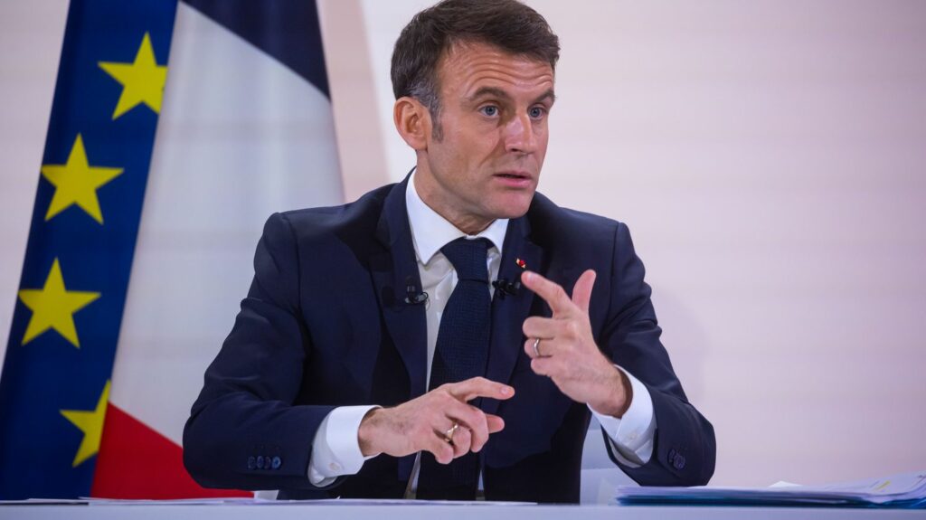 Élections municipales : Emmanuel Macron veut que les maires de Paris, Lyon et Marseille soient élus directement
          C'est une des annonces du chef de l'État, lors de sa conférence de presse à l'Élysée. Il souhaite réformer le mode de scrutin dans ces trois villes, pour que les maires soient élus directement par les électeurs. Et l'idée c'est d'aller vite.