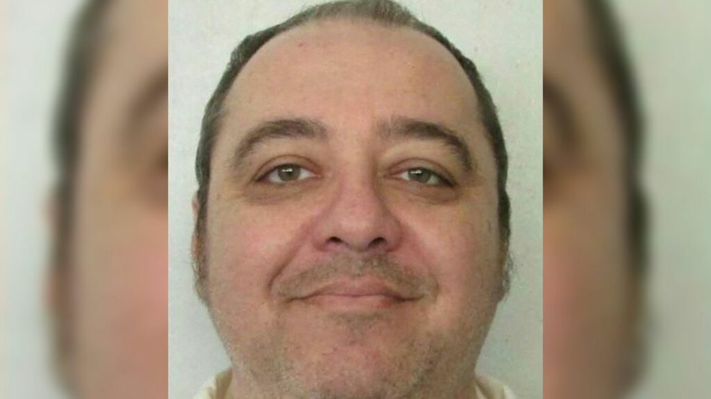 Etats-Unis : un condamné à mort a été exécuté par inhalation d'azote, une première mondiale dénoncée par l'ONU
          "Ce soir, l'Alabama a fait faire un pas en arrière à l'humanité", a déclaré Kenneth Eugene Smith avant son exécution.