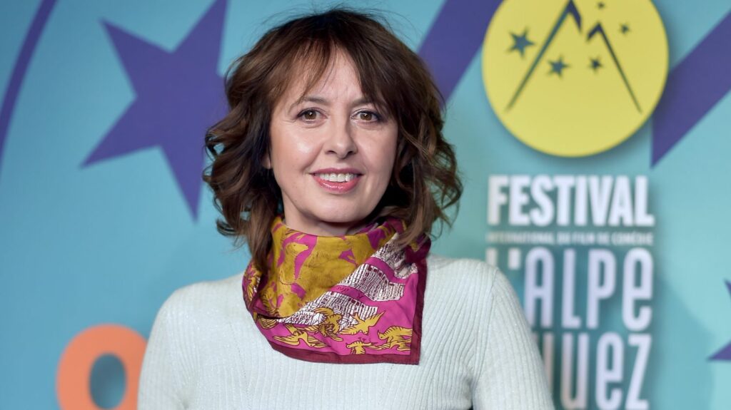 Pleins feux sur les films de comédie au Festival de l'Alpe d'Huez sous la houlette de Valérie Bonneton
          Comme chaque année depuis 27 ans, la station iséroise se transforme en immense salle de cinéma. La présidente du jury Valérie Bonneton a donné le coup d'envoi de cette nouvelle édition devant une pléiade d'acteurs et d'humoristes. Projetée en avant-première, la suite de "Maison de retraite" a donné le ton : décontraction et simplicité.