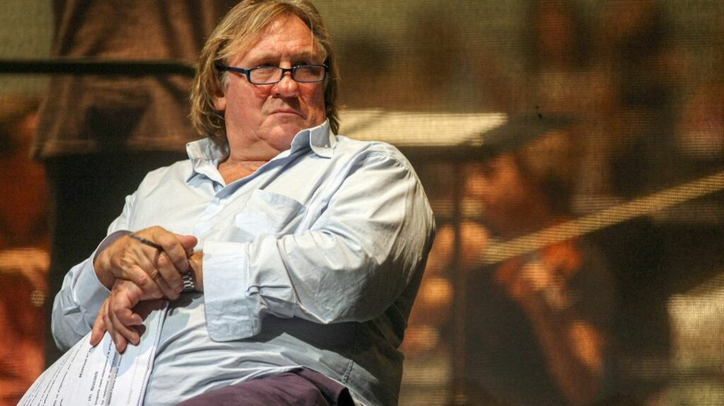 La télévision publique suisse écarte de sa programmation les films avec Gérard Depardieu
          La télévision publique suisse (RTS) a annoncé dimanche avoir décidé de ne plus diffuser sur son antenne des films avec Gérard Depardieu dans un rôle principal.