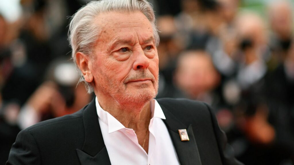 Alain Delon se sépare d'un avocat qui affirmait le représenter
          Me Christophe Ayela, l'un des deux avocats qui avaient pris la parole dans les médias en affirmant représenter Alain Delon, ne s'exprimera plus au nom de la star.