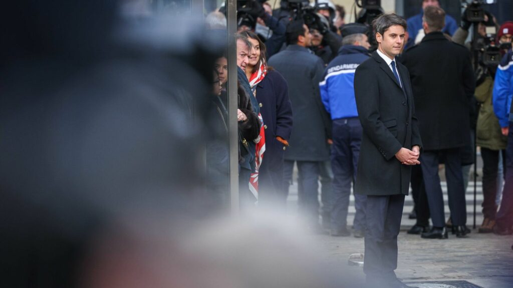Elections européennes : l'arrivée de Gabriel Attal à Matignon contrarie les plans des communistes
          La tête de liste du PCF, Léon Deffontaines, voulait installer un duel contre le patron du RN, Jordan Bardella. C'était sans compter la présence d'un troisième trentenaire : le nouveau Premier ministre.