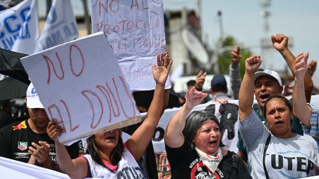En Argentine, la justice suspend le "méga-décret" sur le droit du travail porté par le président Javier Milei
          Premiers revers politique pour Javier Milei : la justice argentine a retoqué les réformes sur le droit du travail, portées par le président nouvellement élu.