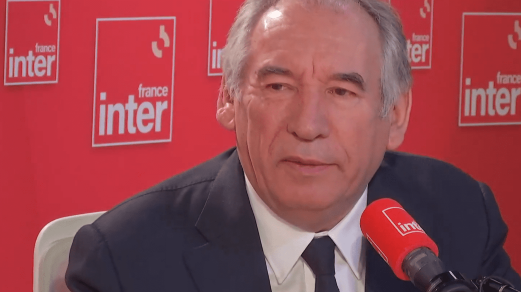 Après l'épisode de la loi immigration, Emmanuel Macron a "une page nouvelle à écrire", avec une nouvelle équipe, selon François Bayrou
          Pour le président du MoDem, il faut une nouvelle équipe gouvernementale plus restreinte. Sur France Inter, jeudi, François Bayrou évoque 15 membres.