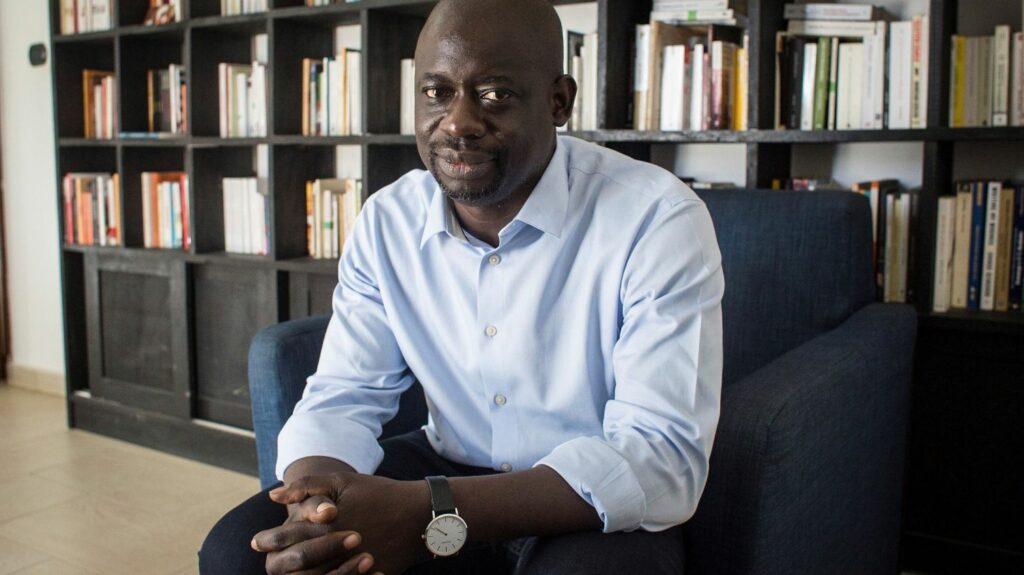 La loi immigration "va à l'encontre des idéaux humanistes d'ouverture que ce pays professe", estime l'écrivain Felwine Sarr
          L'écrivain sénégalais, invité dimanche sur France Inter, critique un texte "absolument désastreux" qui "crée une scission entre les catégories de Français".