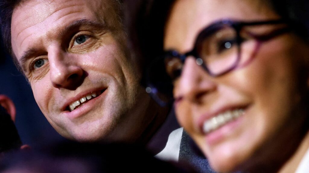 "On gouverne toujours avec de l'efficacité et des symboles" : pour le premier déplacement de Rachida Dati, Emmanuel Macron défend une "ministre au boulot"
          Lors d'une visite très politique à Clichy-sous-Bois, marqué par un bain de foule, le chef de l'Etat n'a pas hésité à vanter les qualités de la nouvelle ministre de la Culture.