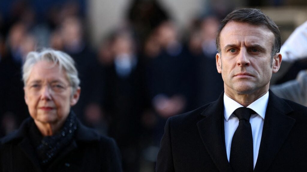 Elisabeth Borne reçue par Emmanuel Macron à l'Elysée pour évoquer des "dossiers importants"
          Ce rendez-vous intervient alors que le gouvernement est suspendu aux décisions présidentielles des prochains jours quant à un éventuel remaniement.