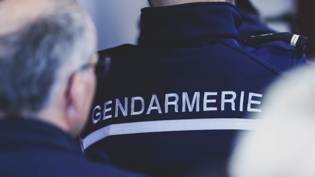 Haute-Savoie : un mandat d'arrêt européen émis contre un détenu de 17 ans après son évasion
          Le mineur, placé en détention provisoire pour vol à main armée, s'est enfui lors d'un transfert médical le 24 décembre.