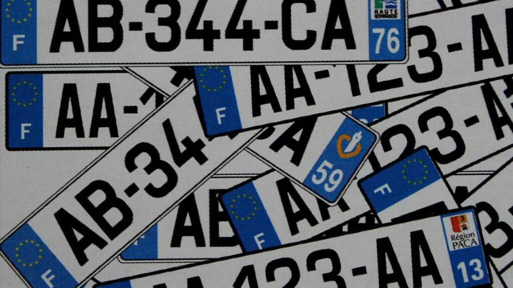 Infographie



  

  
  

      

  

  
    Paris, Haute-Corse, Bouches-du-Rhône... Quels sont les départements les plus demandés sur les plaques d'immatriculation ?
          Depuis 2009, les automobilistes sont libres de choisir l'indicatif départemental qui apparaît sur leur plaque d'immatriculation. Certains départements, pourtant peu peuplés, se retrouvent ainsi particulièrement sollicités.