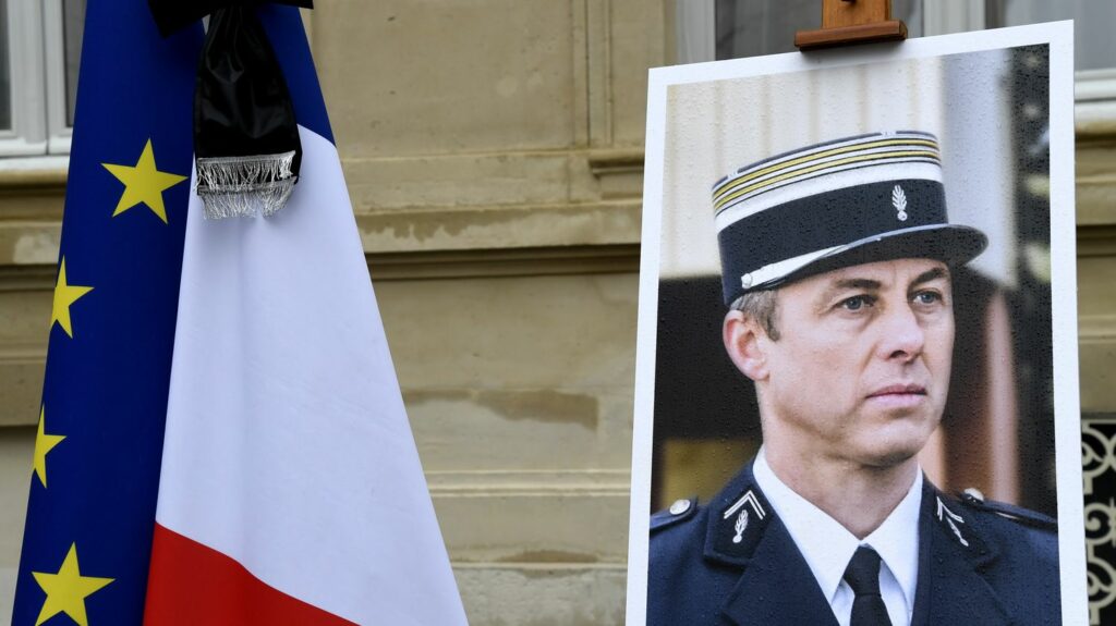 "Sa vie, c'était la patrie" : les proches d'Arnaud Beltrame témoignent au sixième jour du procès des attentats de Trèbes et de Carcassonne
          Alors que le procès des attentats de Trèbes et de Carcassonne entre dans sa deuxième semaine, les proches d'Arnaud Beltrame ont été appelés à témoigner lundi.
