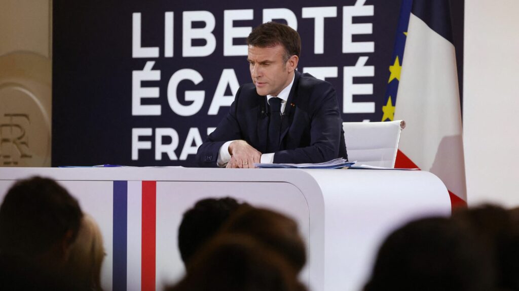 Rémunération au mérite : trois questions sur la réforme pour les fonctionnaires voulue par Emmanuel Macron
          Lors de sa conférence de presse mardi, Emmanuel Macron a dit vouloir renforcer le poids du mérite dans la carrière des fonctionnaires. Une mesure qui fera partie de la future réforme de la fonction publique.