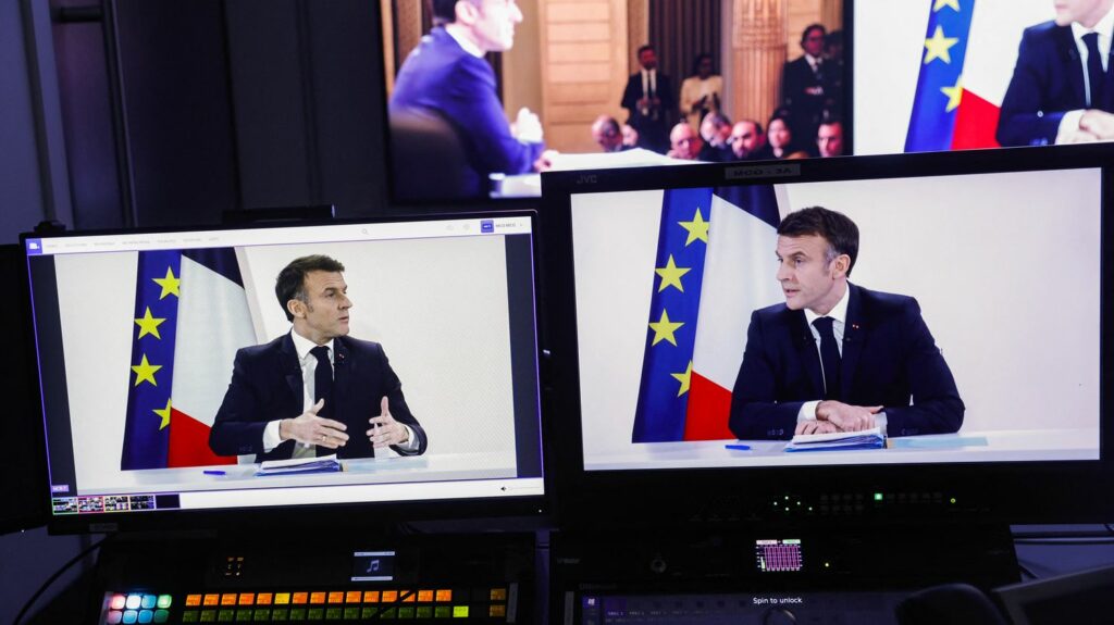 Conférence de presse d’Emmanuel Macron : comment TF1 a (finalement) décidé de diffuser l'intégralité
          Si un peu plus de 8,7 millions de téléspectateurs ont suivi la prise de parole depuis l'Elysée sur huit chaînes qui la diffusaient, la Une, elle, a hésité jusqu'au tout dernier moment. Explications.