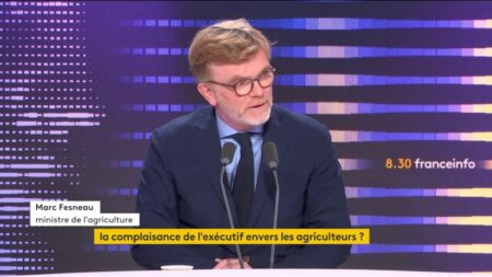 Agriculteurs en colère : Marc Fesneau plaide pour la révision des réglementations contradictoires Colère des agriculteurs : "Il faut qu'on tricote et qu'on détricote toutes les réglementations qui sont contradictoires", plaide Marc Fesneau
Le ministre de l'Agriculture promet notamment de supprimer les 14 règlementations relatives à la présence de haies sur les exploitations afin de n'en conserver qu'une seule.