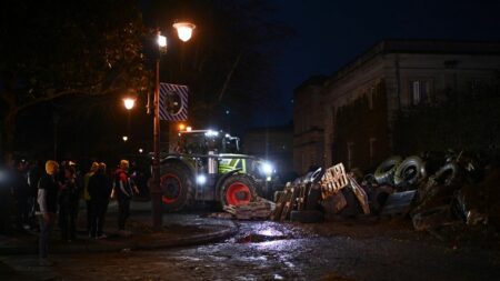 Agriculteurs en colère: Mobilisation persiste à Agen; Bordeaux et Montpellier mettent fin aux manifestations Colère des agriculteurs : la mobilisation continue à Agen, mais les manifestants lèvent le camp à Bordeaux et Montpellier
Malgré "des points positifs" dans les annonces gouvernementales, des agriculteurs ont annoncé vendredi soir vouloir poursuivre leur mouvement.