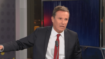 Mort d'une agricultrice en Ariège : "C'est un drame humain qui s'ajoute à un drame social", se désole Nicolas Dupont-Aignan
          Une femme est morte mardi matin dans un accident sur un barrage au niveau de Pamiers, en Ariège. Les agriculteurs continuent à manifester leur colère tandis que le gouvernement les reçoit pour tenter de trouver des solutions.