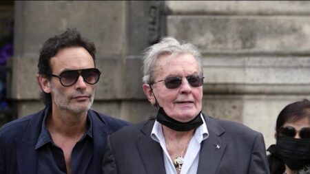 Affaire Delon : l’acteur annonce qu’il va porter plainte contre son fils Anthony
          Alors que les enfants de l’acteur Alain Delon se déchirent, ce dernier s’est dit choqué de ce déballage médiatique. Il annonce qu’il va porter plainte pour diffamation contre son fils Anthony.