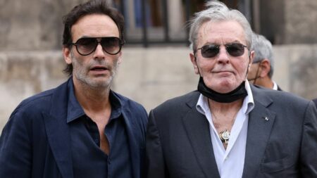 Alain Delon va porter plainte contre son fils Anthony pour diffamation, annonce son avocat
          L'acteur se dit "extrêmement choqué du déballage médiatique" à la suite de l'interview donnée par Anthony Delon à "Paris-Match", a fait savoir l'avocat du comédien, jeudi.