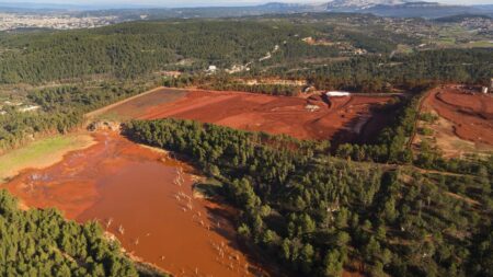 Bouches-du-Rhône : l'entreprise Altéo mise en examen pour les rejets de boues rouges dans la Méditerranée
          L'entreprise est accusée d'avoir déversé pendant plusieurs années des boues rouges, résidus solides du rafinage de bauxite dont est extrait l'alumine, dans le parc national des Calanques.