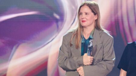 "Anatomie d'une chute" de Justine Triet : autopsie d'un succès français dans le monde
          Non sélectionné par le comité en charge de choisir le représentant de la France aux Oscars, le film a pourtant conquis le monde entier. Succès critique et public, il cumule les distinctions et les nominations à l'international.