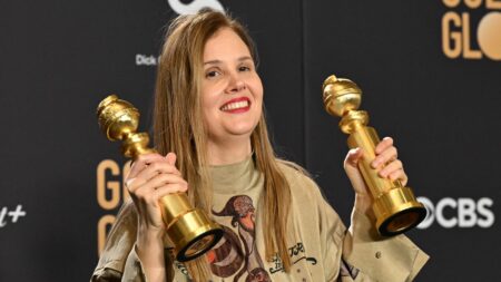Golden Globes : le film français "Anatomie d'une chute" doublement récompensé, "Oppenheimer" rafle cinq prix
          La réalisatrice française Justine Triet a décroché le prix du meilleur film en langue étrangère, ainsi que celui du meilleur scénario.