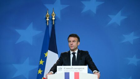 "On a besoin de parler au centre gauche" : avec l'hommage national à Jacques Delors, Emmanuel Macron veut envoyer un signal à six mois des Européennes
          Le président veut s'inscrire dans les pas de Jacques Delors, devant un parterre composé de nombreux dirigeants européens. Et tant pis si l'ex-président de la Commission européenne avait critiqué sa politique.