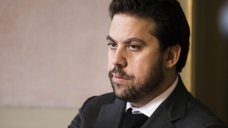 Avocat des familles d’otages appelle la France à des initiatives politiques dans la guerre Israël-Hamas Guerre Israël-Hamas : "Nous attendons des initiatives politiques de la France", lance un avocat de familles d'otages
Dans une vidéo publiée sur les réseaux sociaux samedi, Emmanuel Macron a appelé à "reprendre encore et encore les négociations pour la libération" des otages du Hamas.