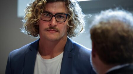 Rugby : Bastien Chalureau condamné en appel pour des violences contre deux hommes, le caractère raciste non retenu
          "Bastien Chalureau n'est pas fier des violences qu'il a commises, mais ce n'est pas un raciste", a réagi son avocat, en l'absence du joueur.