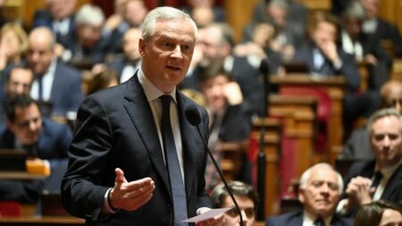 "Je suis né en 1989" : Bruno Le Maire déclenche les rires au Sénat en lisant la déclaration de politique générale de Gabriel Attal
          Alors que le Premier ministre prononçait son discours à l'Assemblée, le ministre de l'Economie a lu le même texte devant les sénateurs.