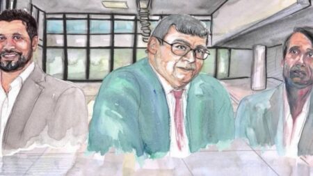 Procès : le chef de la sécurité de Renault comparait au tribunal dans l’affaire des "faux espions"
          13 ans après que le constructeur a licencié trois cadres pour espionnage industriel, blanchis un mois plus tard, le chef de la sécurité de Renault comparaissait au tribunal correctionnel de Paris, mercredi 17 janvier.