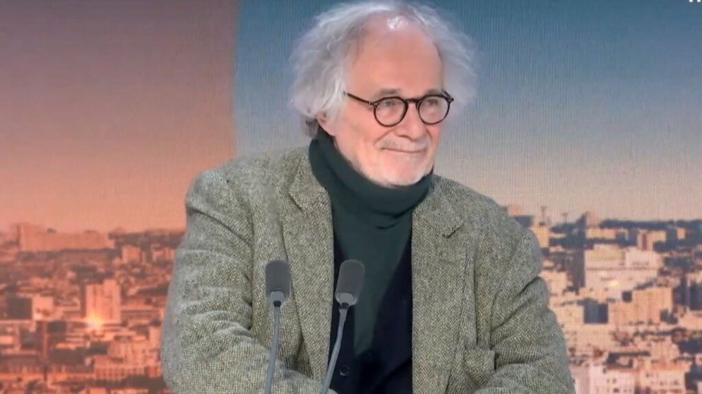 "Poète, je ne sais pas, libre, j'en suis sûr !" : le cinéaste Pascal Thomas se dévoile dans l’ouvrage "Souvenirs en pagaille"
          Tous les jours, une personnalité s'invite dans le monde d'Élodie Suigo. Mercredi 31 janvier 2024 : le réalisateur, Pascal Thomas. Son nouveau film "Le voyage en pyjama" est sorti le 17 janvier dernier et il publie un livre d’anecdotes : "Souvenirs en pagaille" aux éditions Séguier.