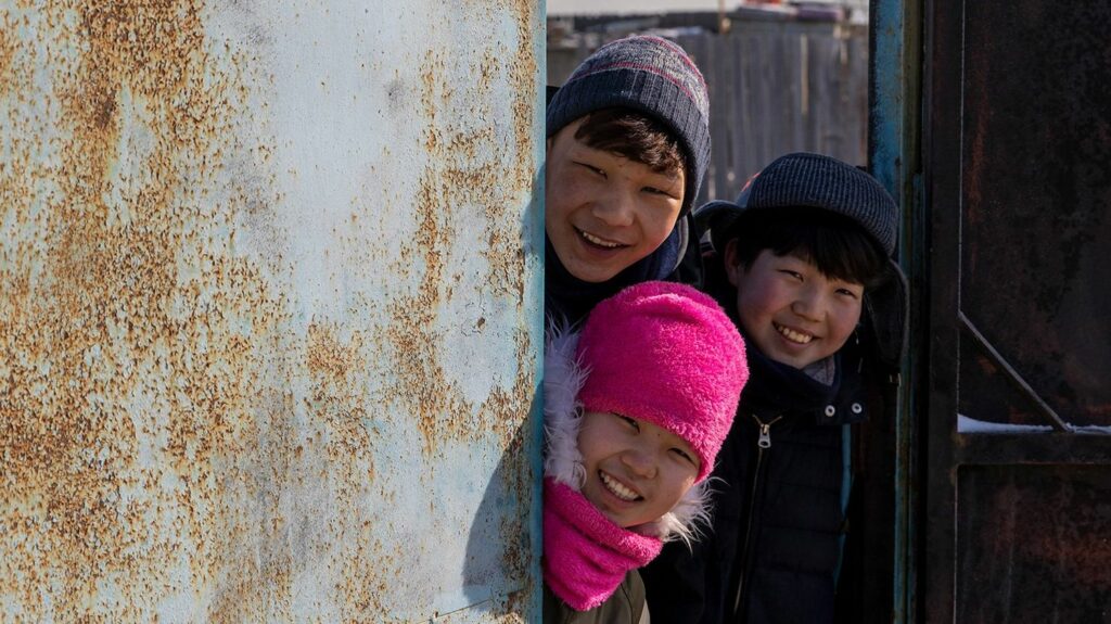 "Si seulement je pouvais hiberner", bouleversante évocation sociale et politique de la Mongolie
          La cinéaste Zoljargal Purevdash signe avec "Si seulement je pouvais hiberner" un film social et politique percutant. Porté par de jeunes acteurs inspirés, le long métrage mongol a une portée universelle. Bouleversant.